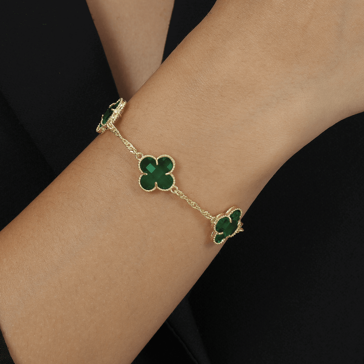 Pulseira em Ouro 24K Trevos com Zircônia Verde – Bellorie