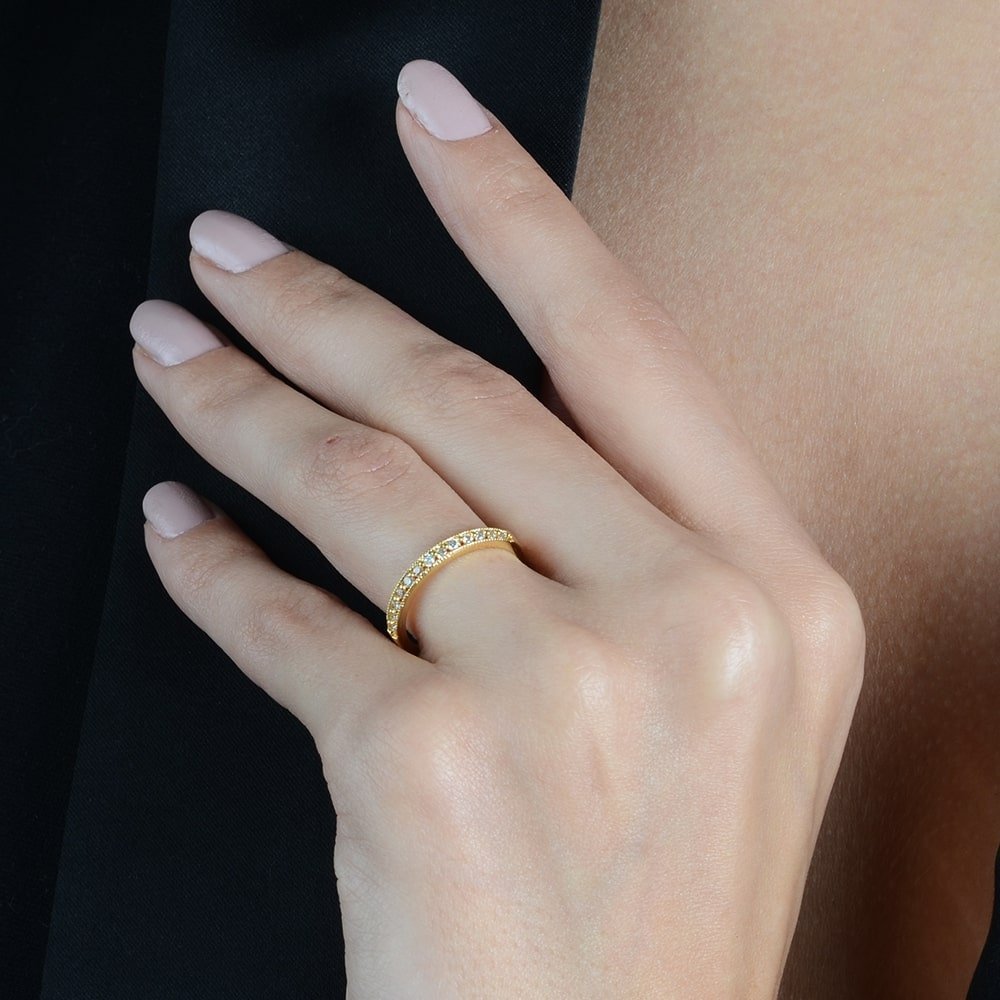 Anel em Ouro 24K Aparador de Aliança Cravejado de Zircônia – Bellorie