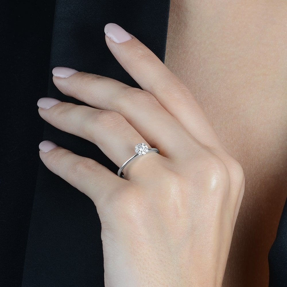 Anel em Ouro Branco com 9 Pedras de Zircônia – Bellorie