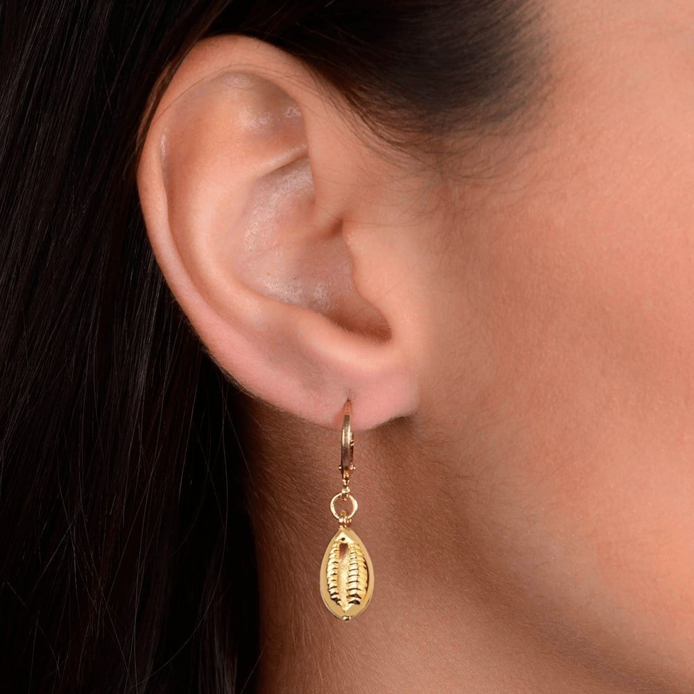 Brinco Ouro 24K Argolinha com Búzios – Bellorie