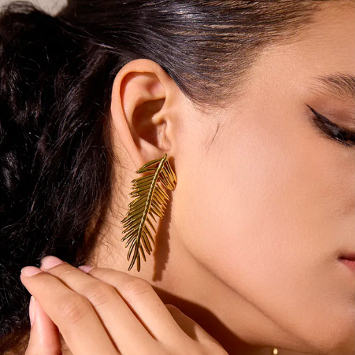 Brinco Dourado Folha Luxe | BELLORIE