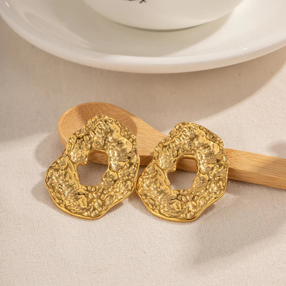 Brinco Redondo Irregular Dourado | BELLORIE