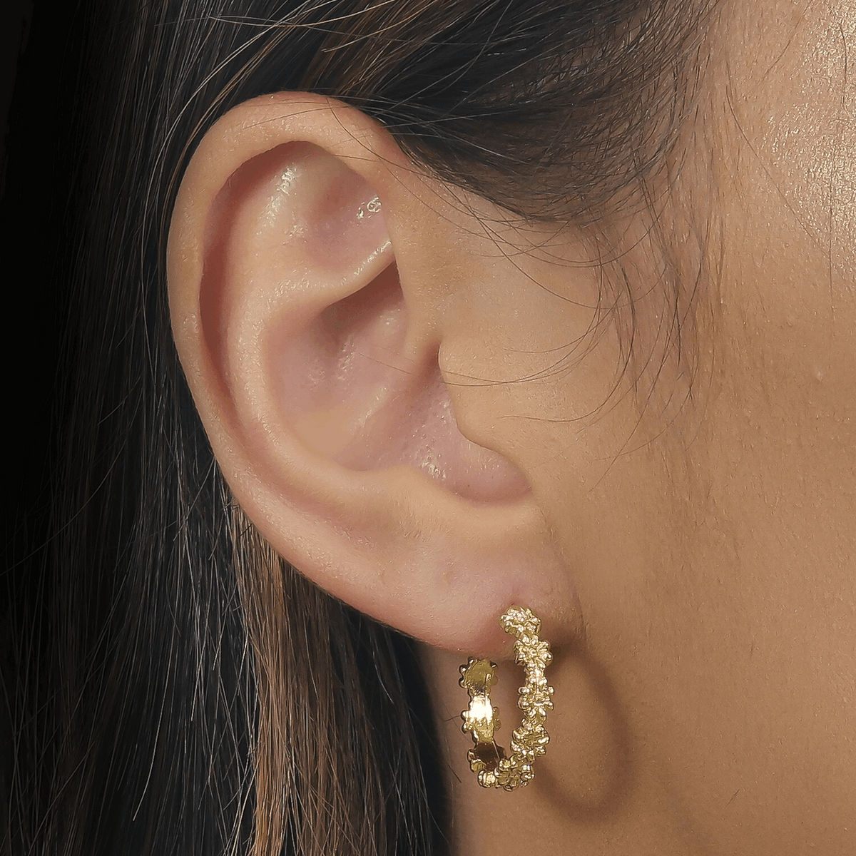 Brinco em Ouro 24K Argola Flor – Bellorie