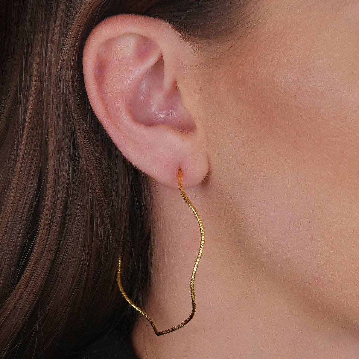 Argola em Ouro 24K Ondulada Assimétrica – Bellorie