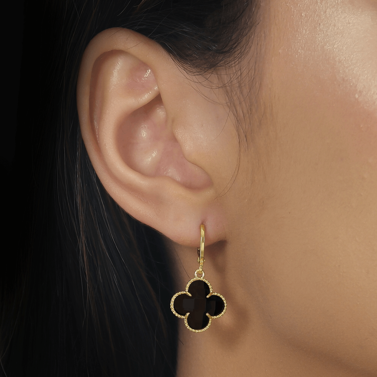 Brinco em Ouro 24K Trevo com Zircônia Preta – Bellorie