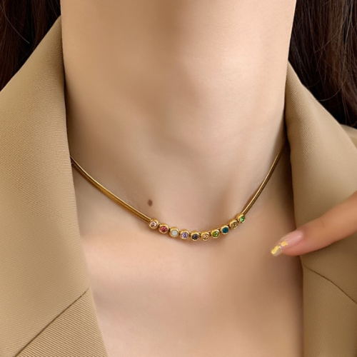 Colar Dourado Cristais de Zircônios Coloridas | BELLORIE