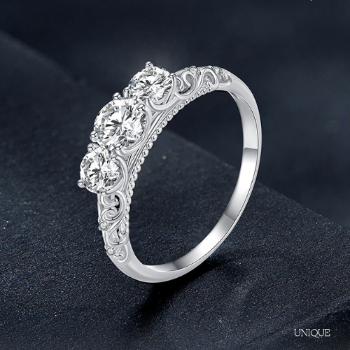 Anel Moissanite com Cristais de Zircônia | BELLORIE