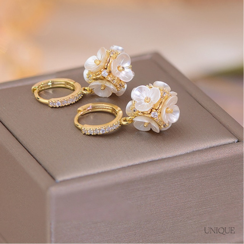 Brinco Pingente Flor com Zircônia | BELLORIE
