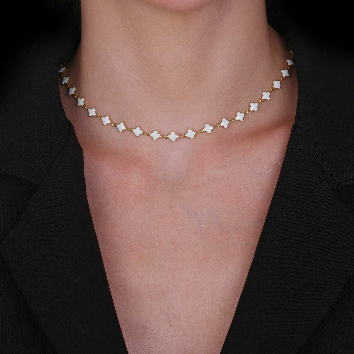 Colar em Ouro 24K Trevos Brancos – Bellorie