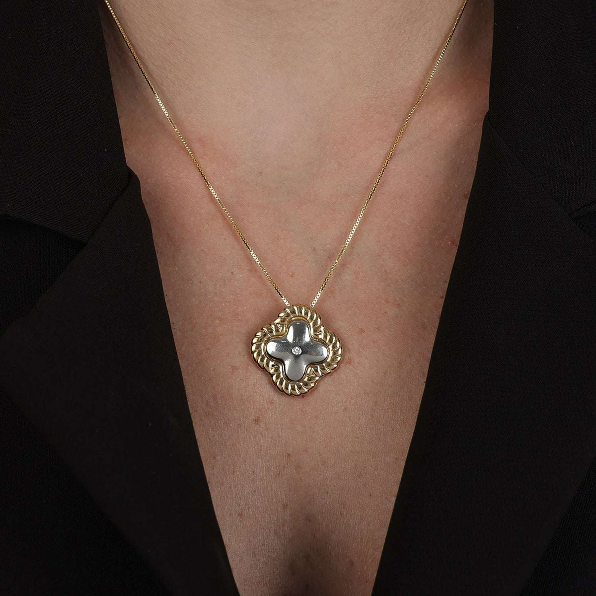 Colar em Ouro 24K e Ouro Branco Flor – Bellorie