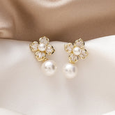 Brinco Flor com Pérolas e Cristais | BELLORIE