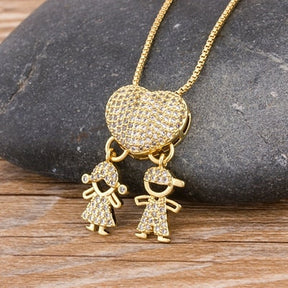 Colar Pingente Filhos Cravejado de Zircônia Banhado a Ouro 18k | BELLORIE