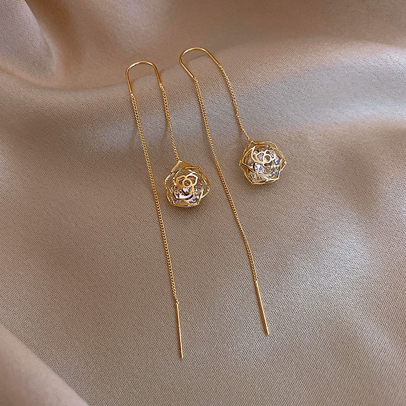 Brinco Fio Pingente Flor Vazada com Cristal Banhado A Ouro 18K | BELLORIE