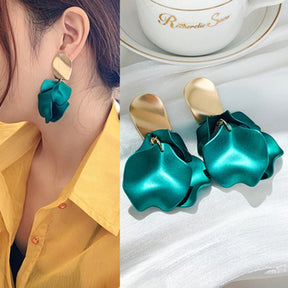 Brinco Luxury Dourado com Pétalas | BELLORIE