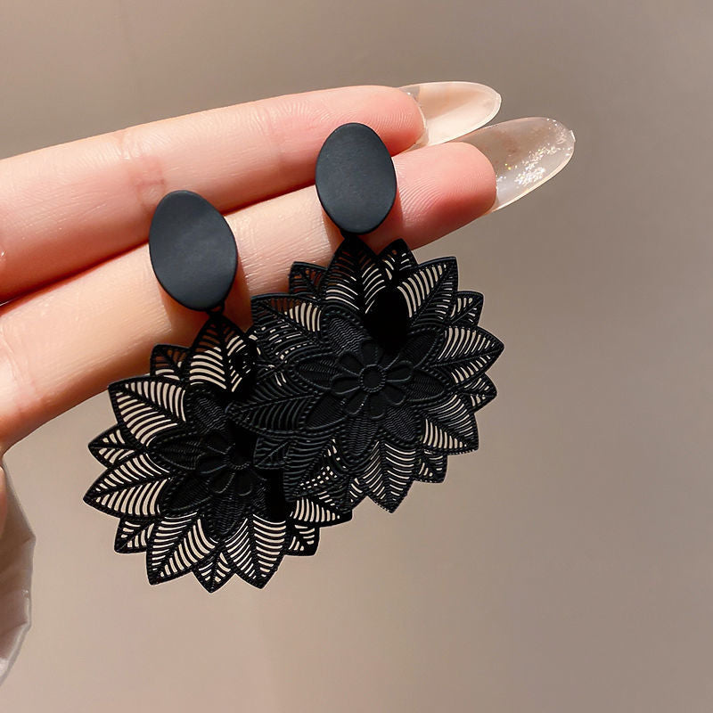 Brinco Flor Negra Geométrica | BELLORIE
