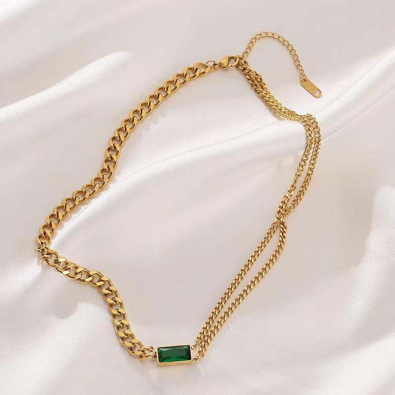Colar Dourado com Pingente Cristal Verde | BELLORIE