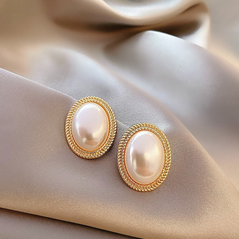Brinco Irregular Dourado com Pérola | BELLORIE