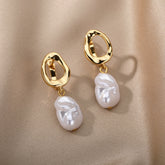 Brinco Irregular Dourado com Pérola | BELLORIE