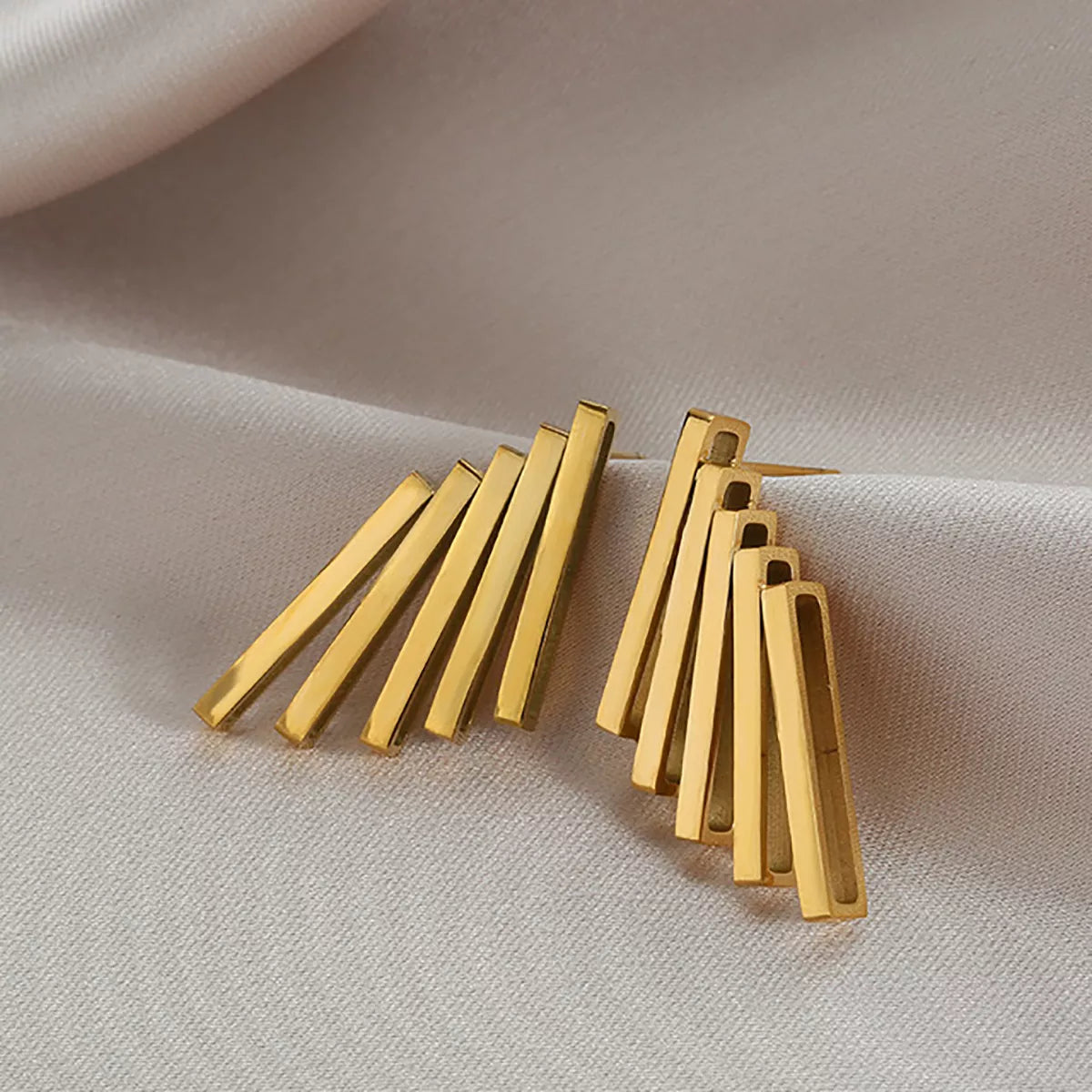 Brinco Dourado Geométrico Irregular | BELLORIE