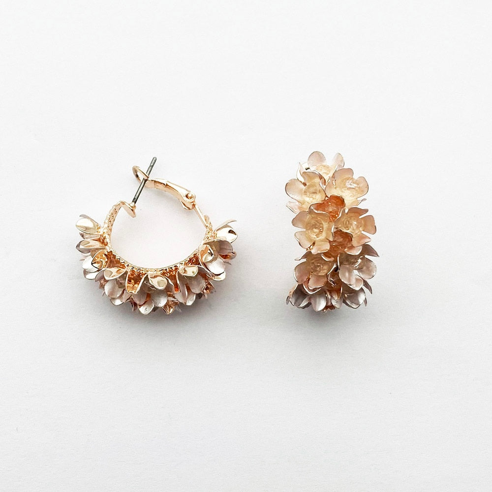 Brinco Meia Argola Floral | BELLORIE