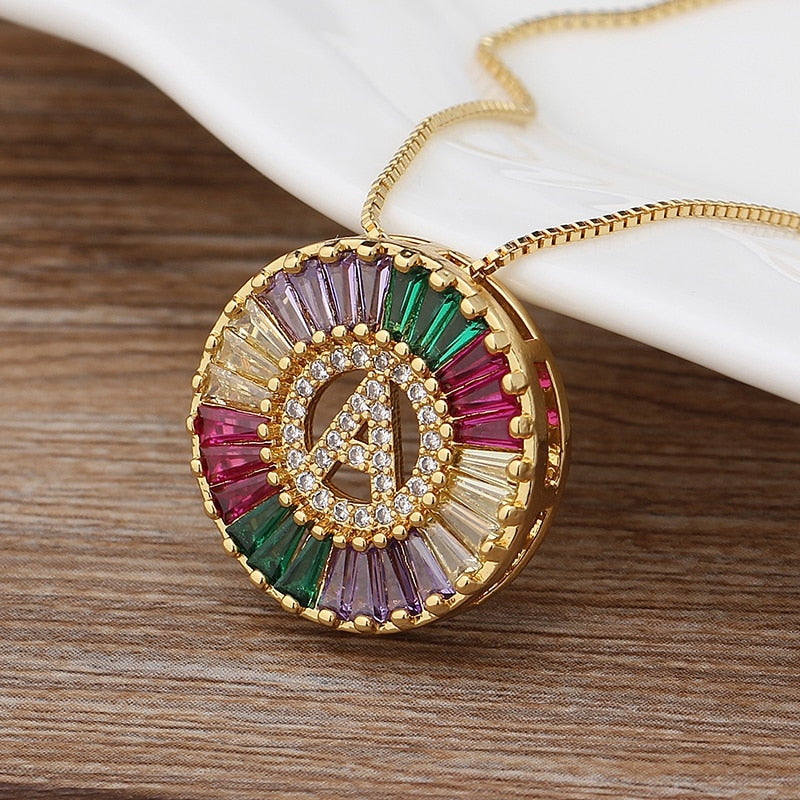 Colar com Pingente Inicial Cravejado Cristais de Zircônia Coloridas | BELLORIE