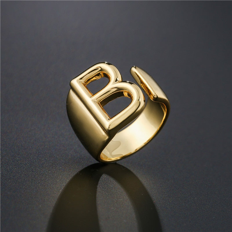 Anel de Letra Dourado Ajustável | BELLORIE