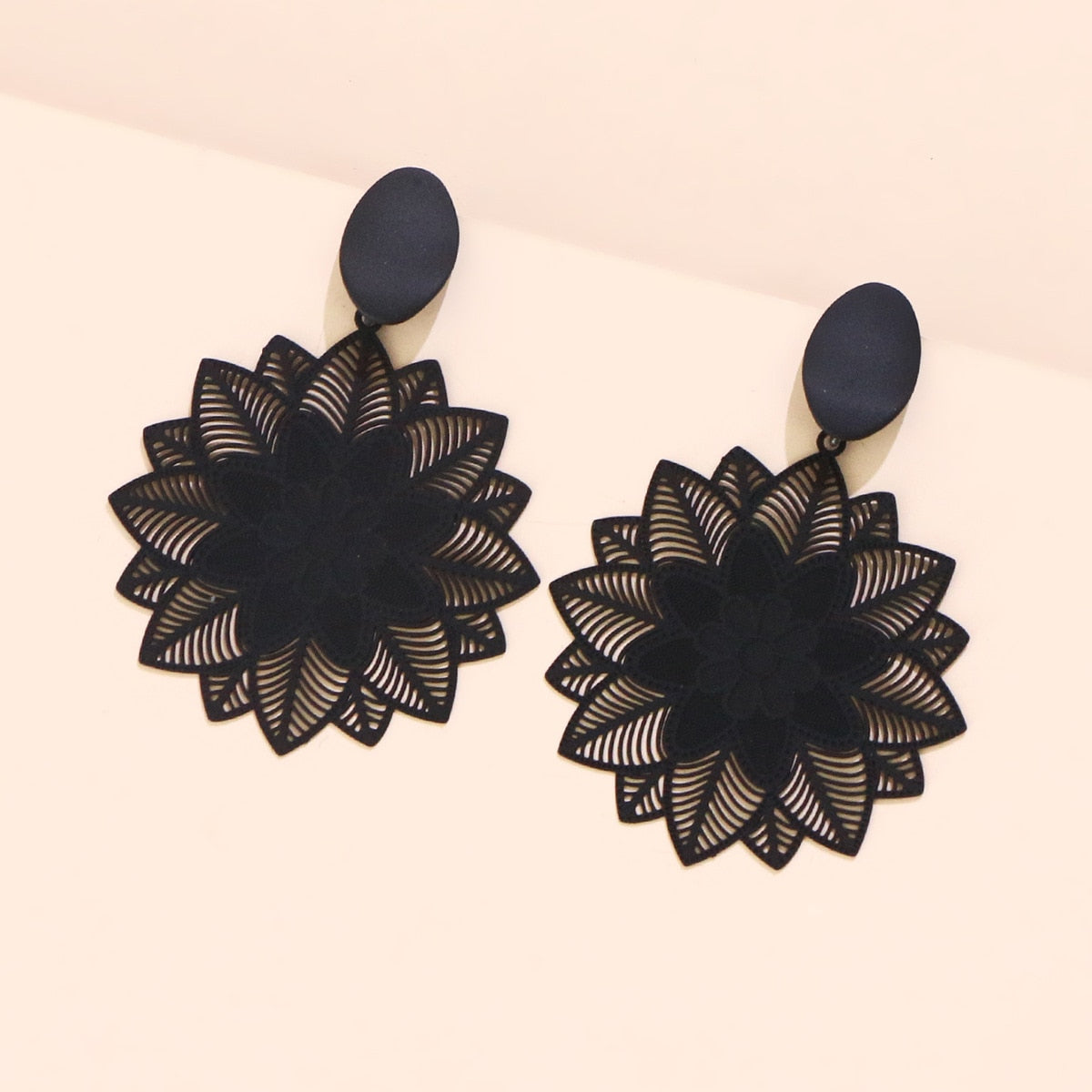 Brinco Flor Negra Geométrica | BELLORIE