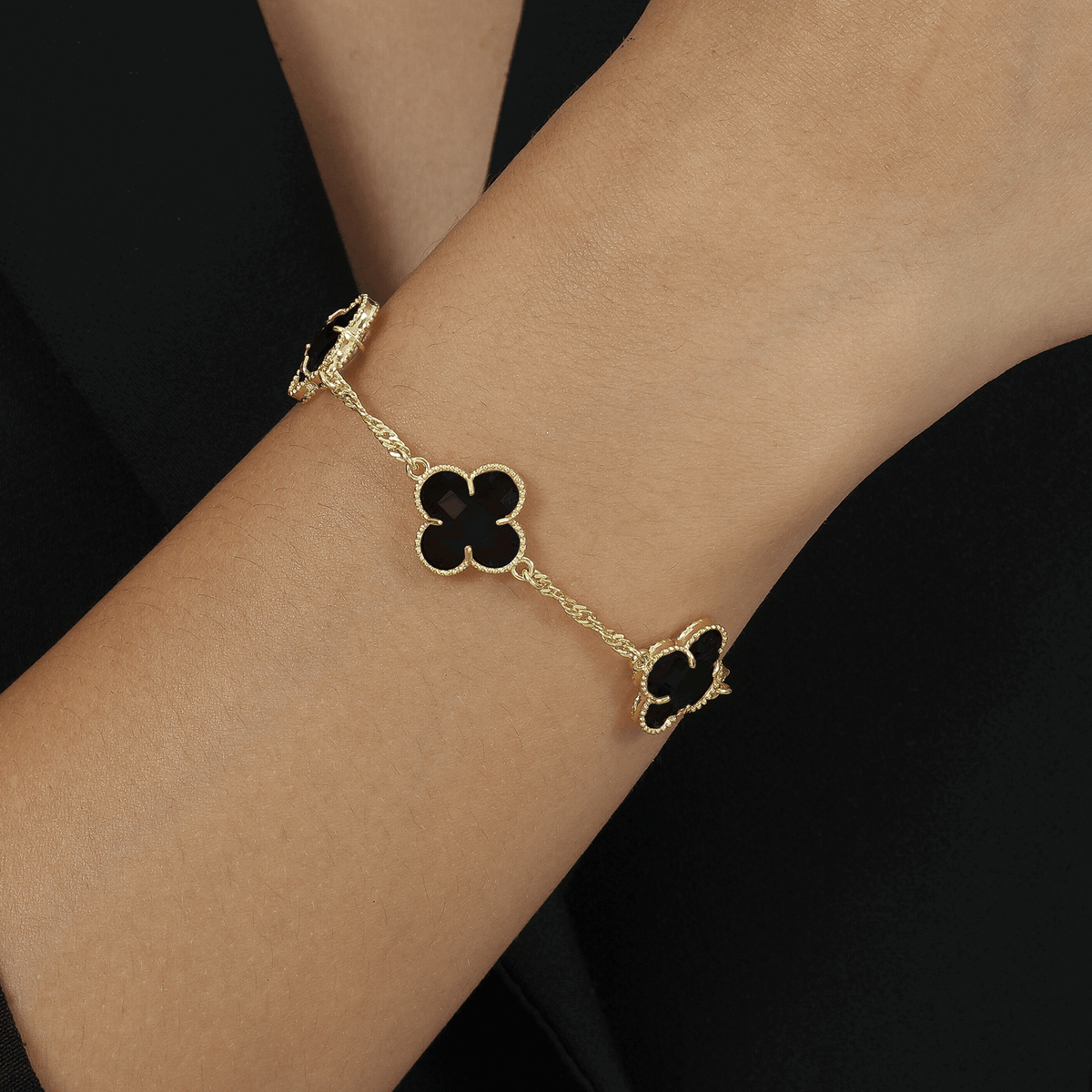 Pulseira em Ouro 24K Trevos com Zircônia Preta – Bellorie