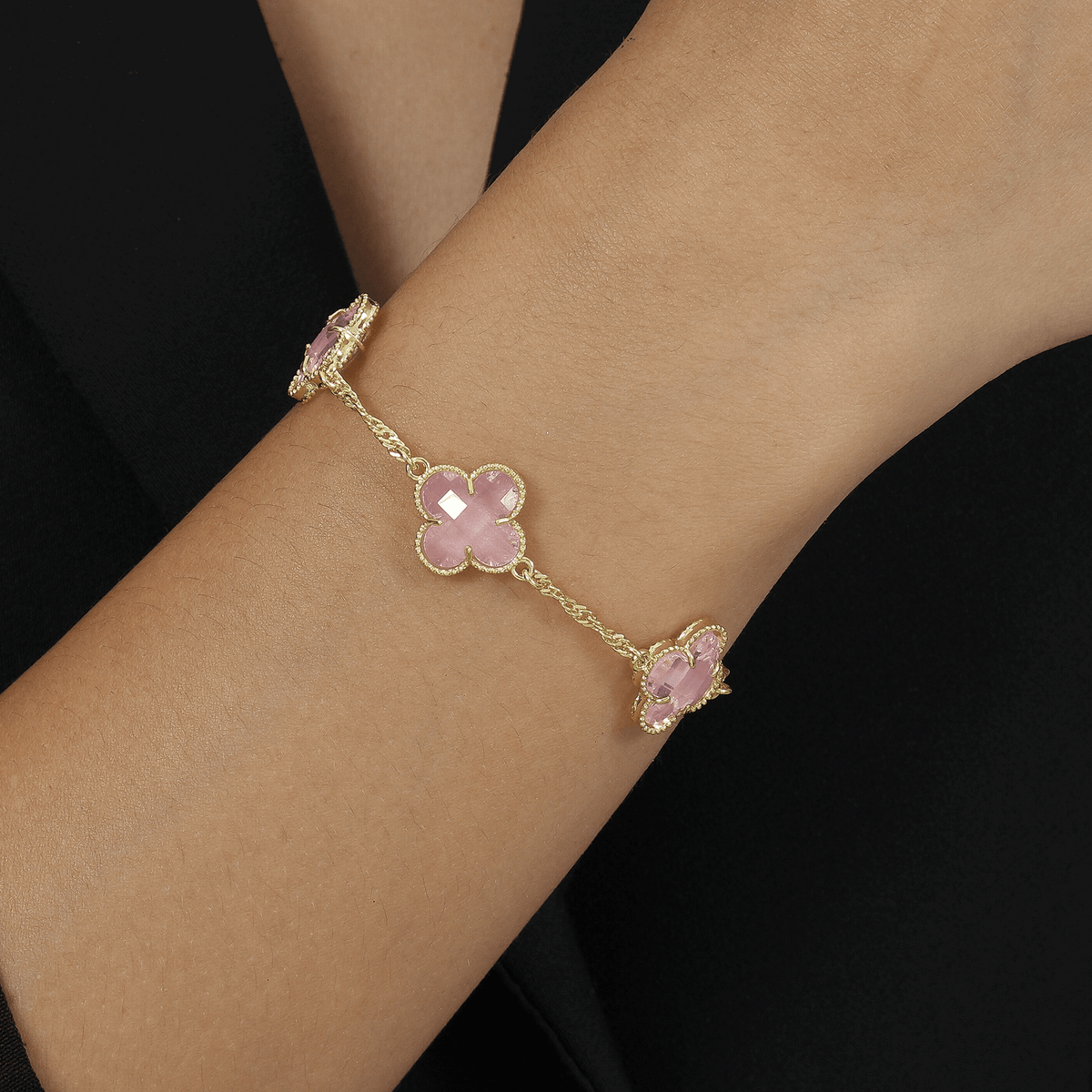 Pulseira em Ouro 24K Trevos com Zircônia Rosa – Bellorie