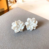 Brinco Flor Branca de Acrílico | BELLORIE