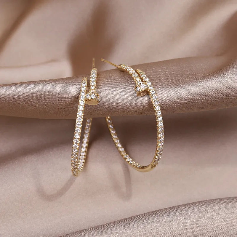 Brinco Argola Cravejada com Zircônia | BELLORIE
