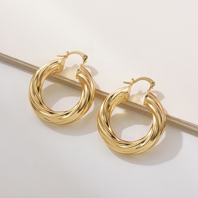 Brinco Argola Dourada Charm | BELLORIE