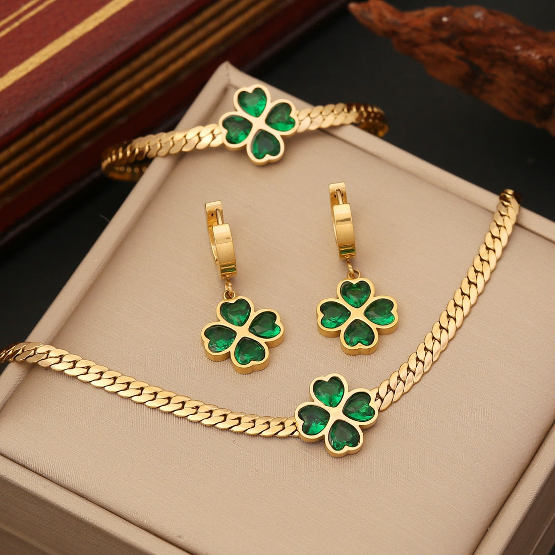 Colar Dourado com Trevo da Sorte Verde | BELLORIE