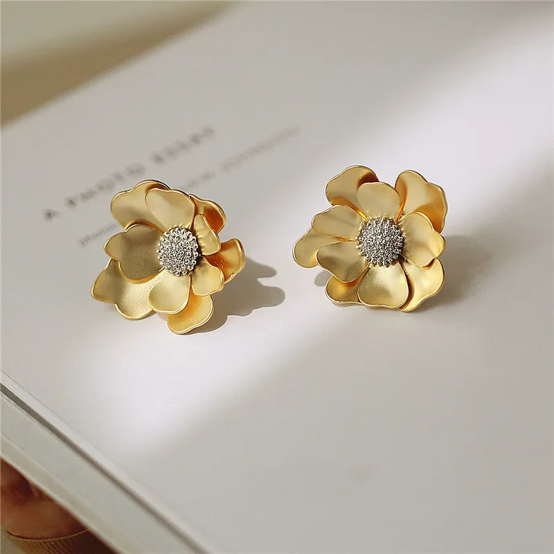 Brinco Flor Folhado a Ouro | BELLORIE