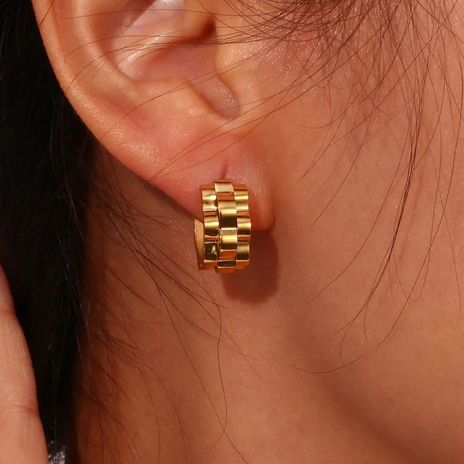 Brinco Meia Argola Texturizado Dourado | BELLORIE