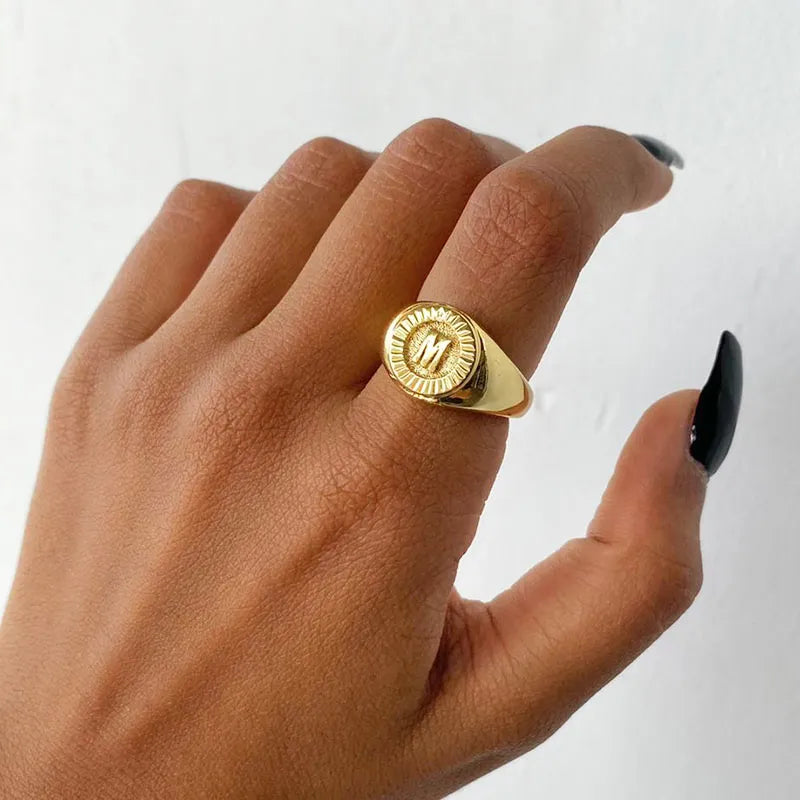 Anel Ajustável Dourado Letra | BELLORIE