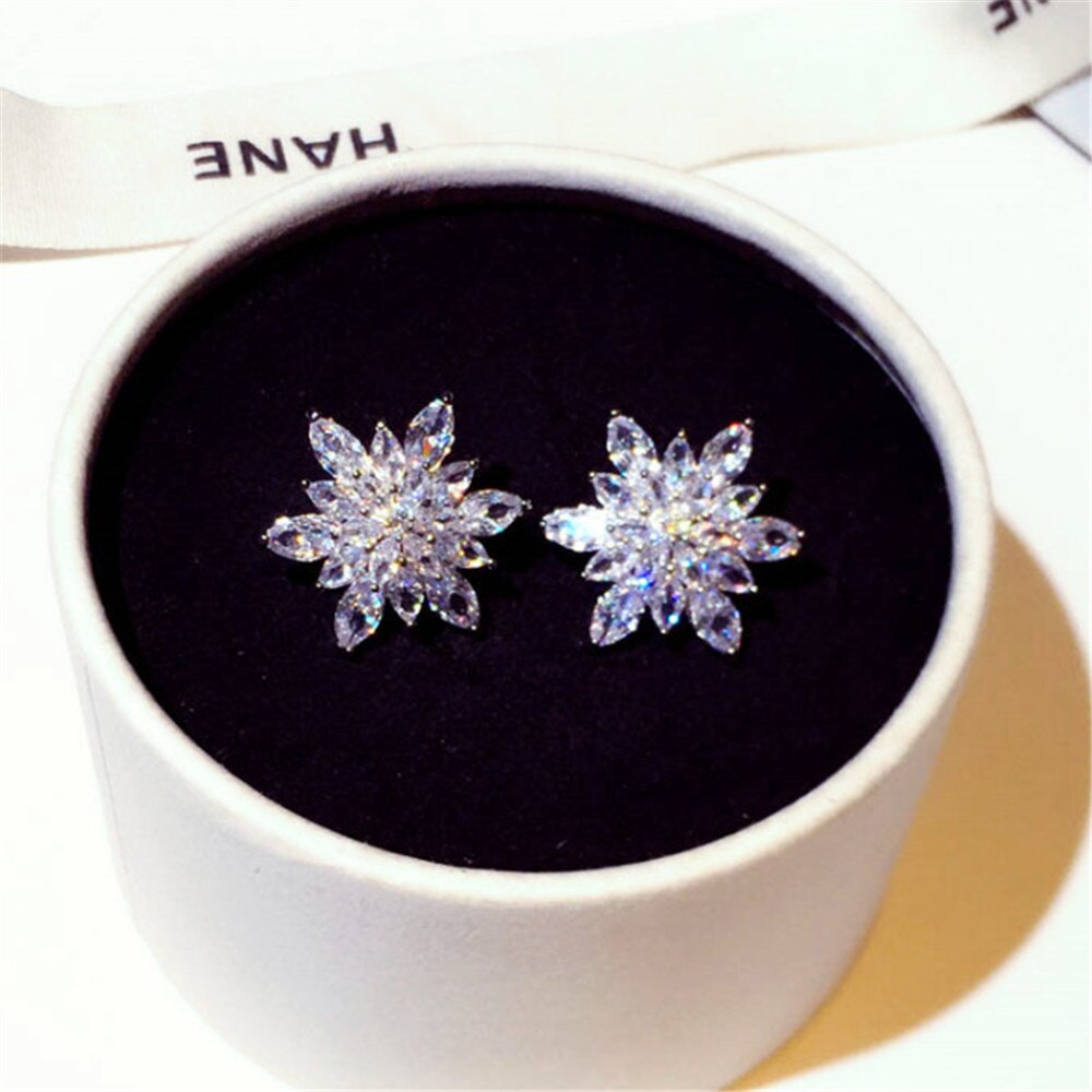 Brinco Flor de Cristais Prateado | BELLORIE