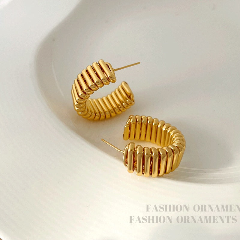 Brinco Dourado Meia Argola | BELLORIE