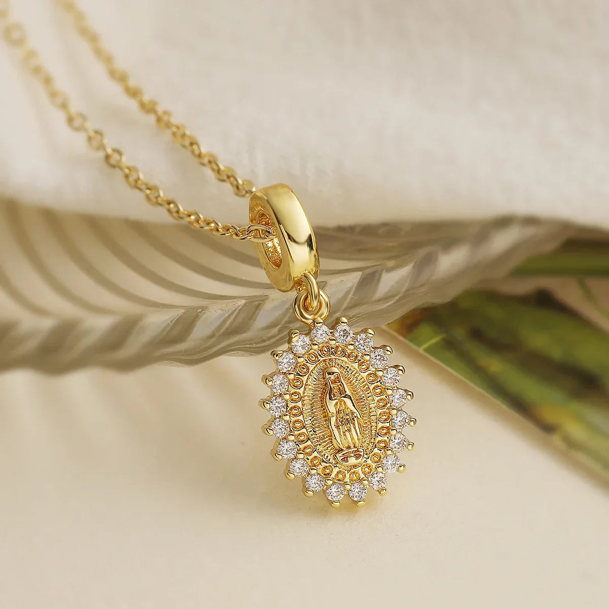 Colar com Pingente Virgem Maria | BELLORIE