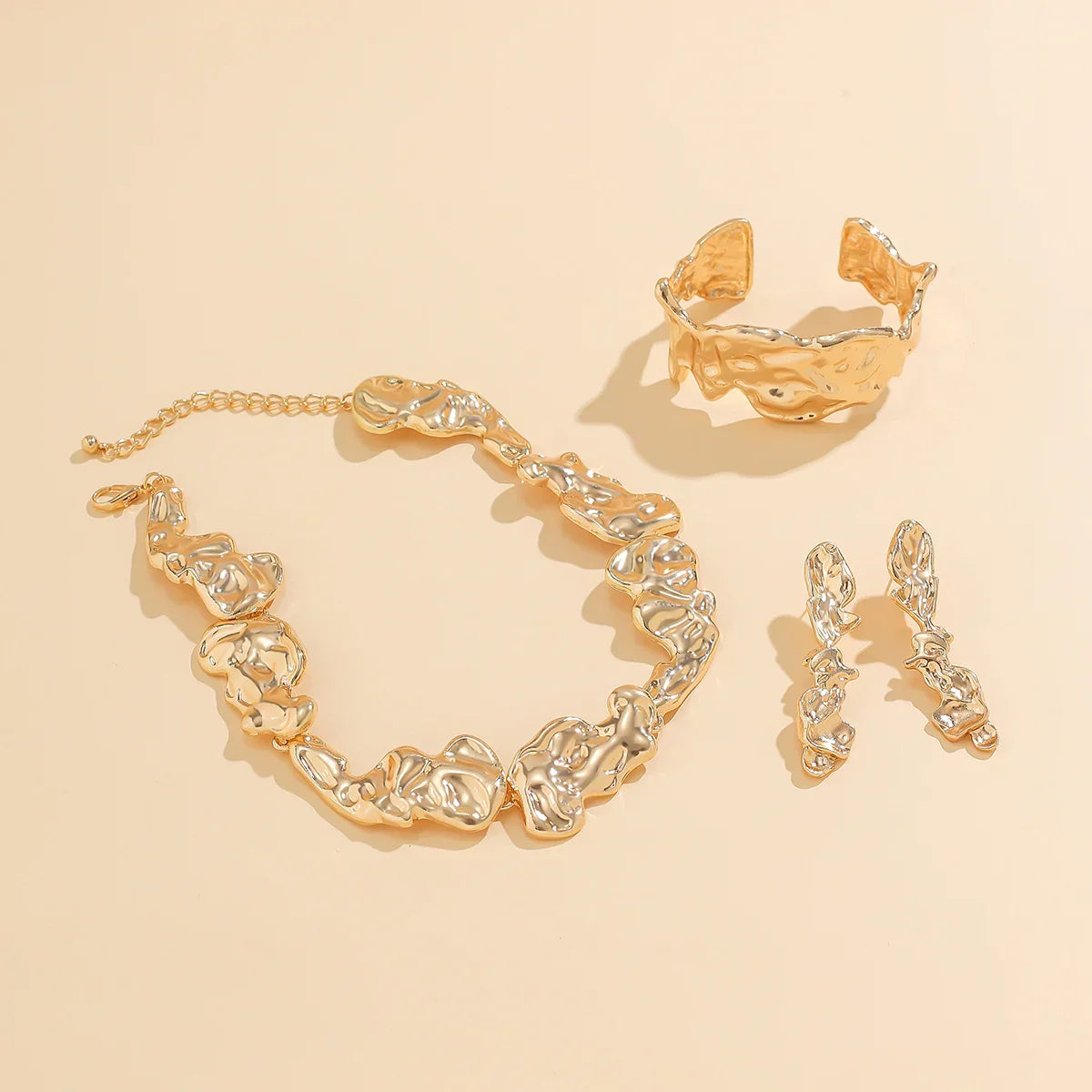 Conjunto Colar Brincos e Pulseira Irregular Dourada | BELLORIE