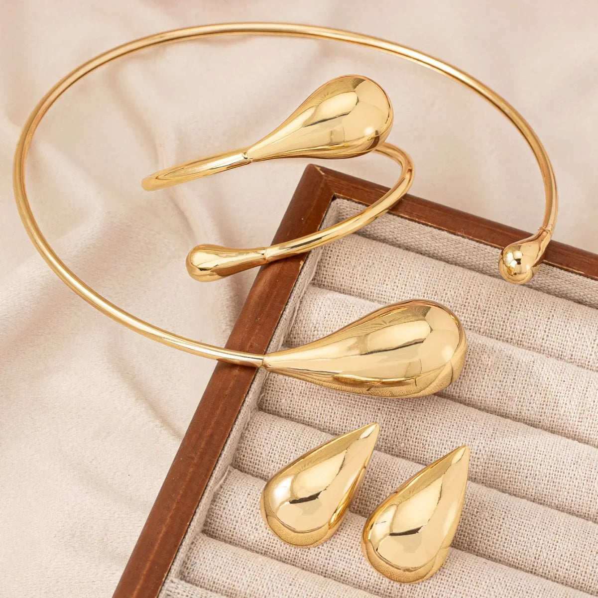 Conjunto Colar Pulsera e Brincos Gota | BELLORIE