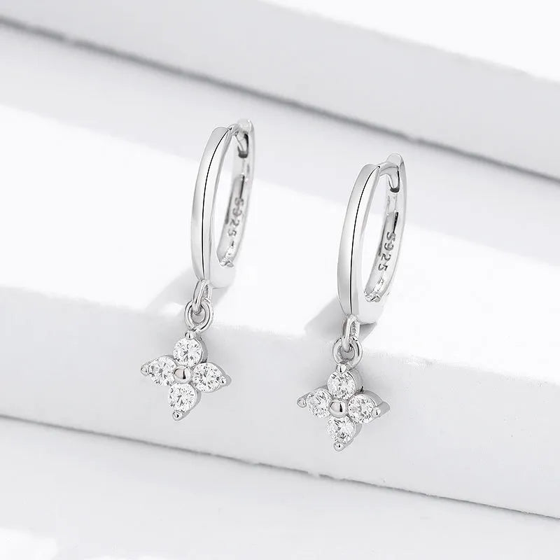 Brinco Dourado com Pingente Flor de Zircônia | BELLORIE