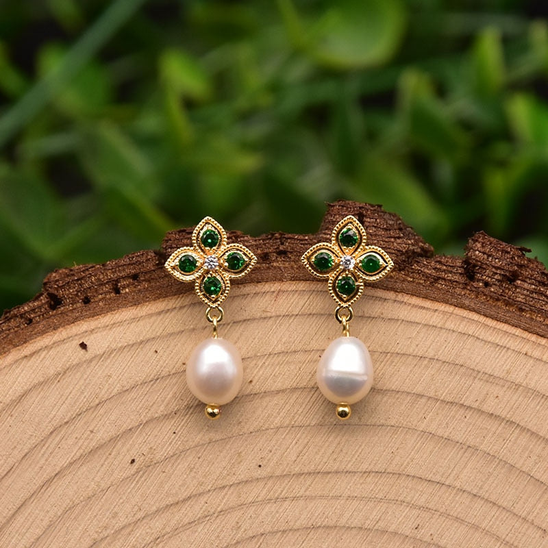 Brinco Flor com Pérolas e Cristais | BELLORIE