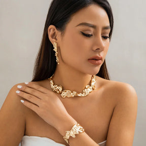 Conjunto Colar Brincos e Pulseira Irregular Dourada | BELLORIE