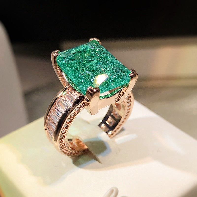 Anel Luxe com Cristais de Zircônia e Esmeralda Paraíba Prata 925 | BELLORIE