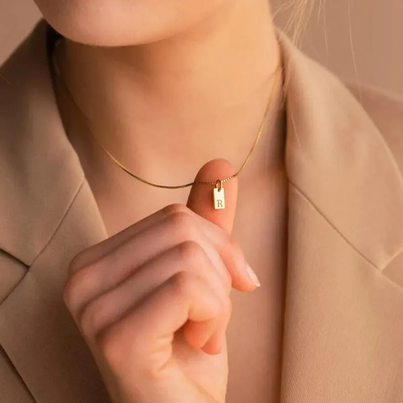 Colar com Pingente Inicial Dourado | BELLORIE