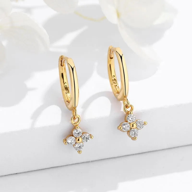 Brinco Dourado com Pingente Flor de Zircônia | BELLORIE
