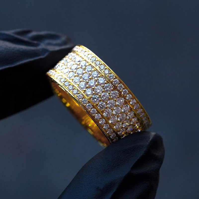 Anel Dourado Cravejado com Zircônia | BELLORIE