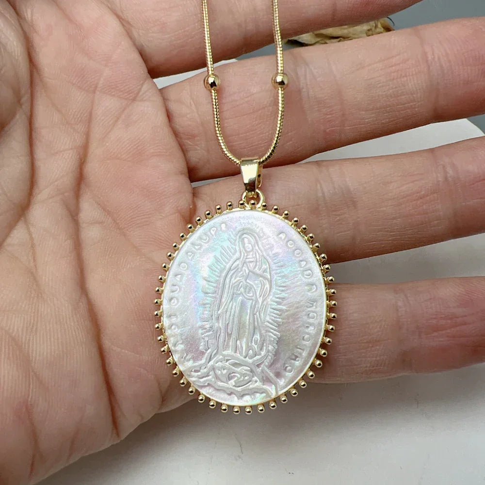 Colar Pingente Virgem Maria de Conha Natural | BELLORIE