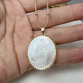 Colar Pingente Virgem Maria de Conha Natural | BELLORIE